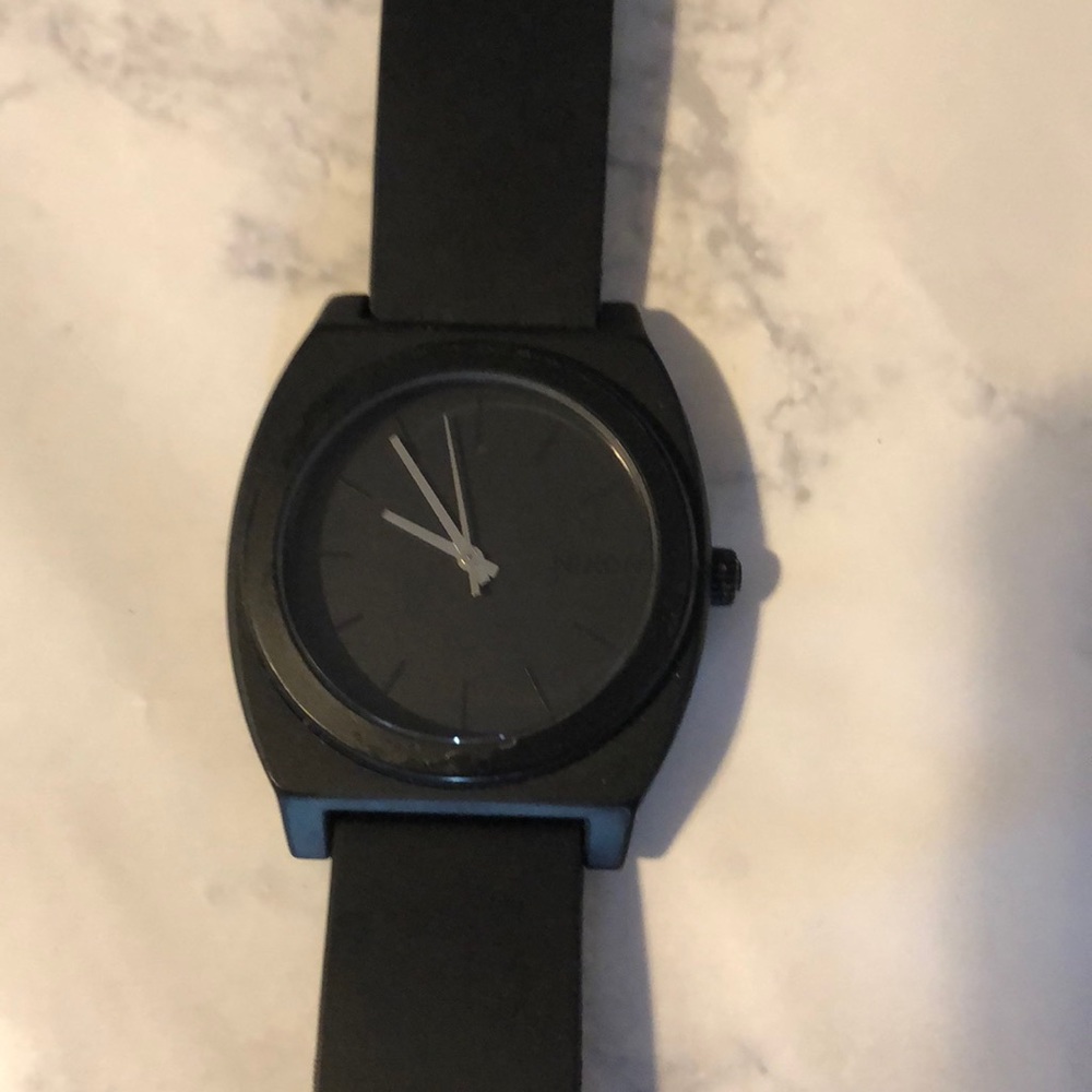 Nixon minimal